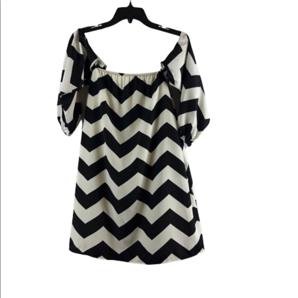 Sage Dresses & Skirts - Sage Cold Shoulder dress
Symmetrical Large Black